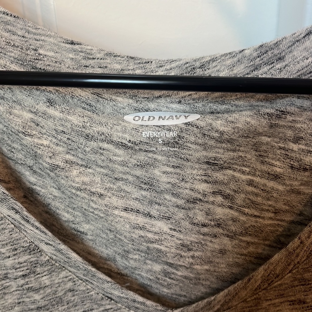 Old navy basic gray tee - Picture 2 of 3